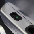 Motorower elektryczny trójkołowy zabudowany ARIEL samochod microcar - Iamelectric przycisk do otwierania okien